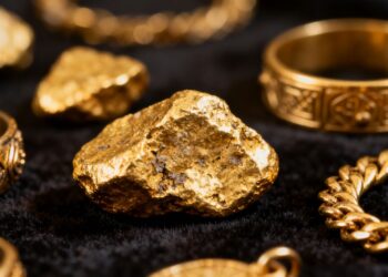 Lingots et bijoux en or recyclé brillants.