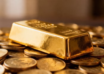 Lingot d'or sur des pièces d'or.