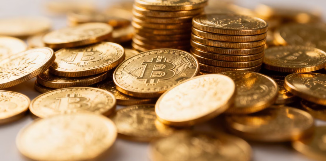 Pièces d'or brillantes empilées et dispersées.