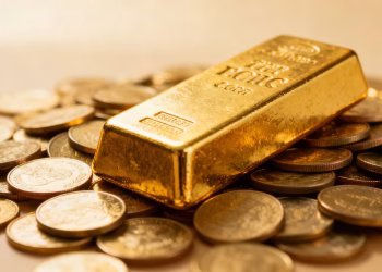 Lingot d'or sur des pièces d'or.