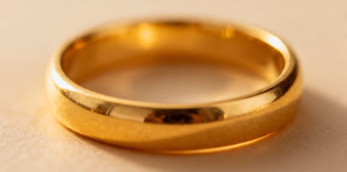 Bague en or 18 carats brillante et luxueuse