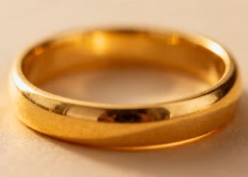 闪亮奢华的18K金戒指