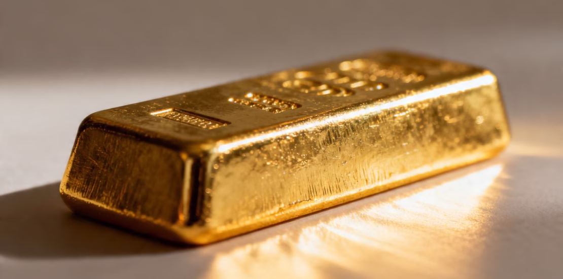 Lingot d'or brillant, gros plan, reflet de lumière.