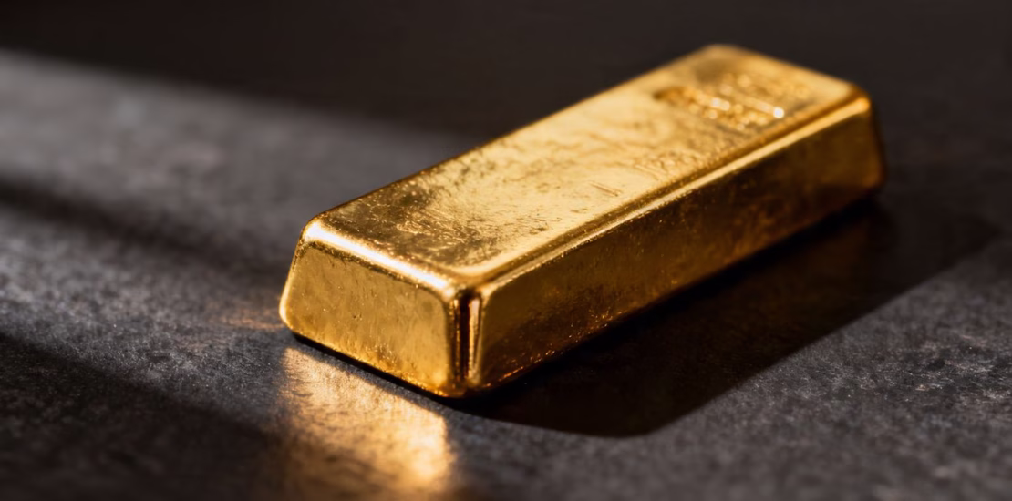 Barre d'or brillant sur fond sombre.