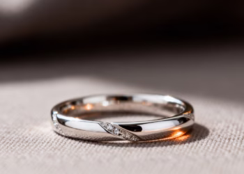 Bague en or blanc brillante et polie