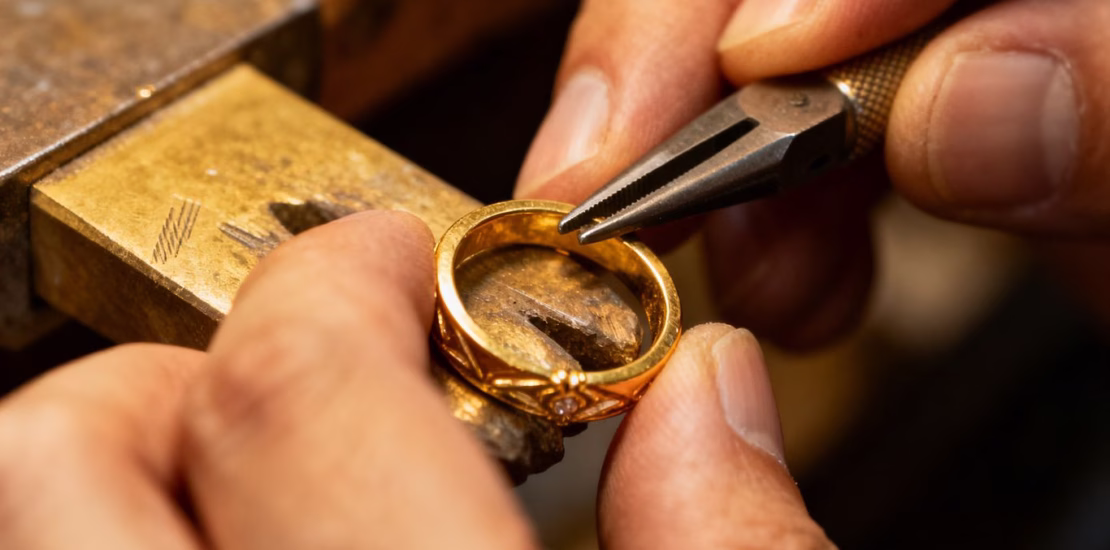 Agrandissement d'une bague en or par un bijoutier.
