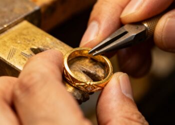 Agrandissement d'une bague en or par un bijoutier.
