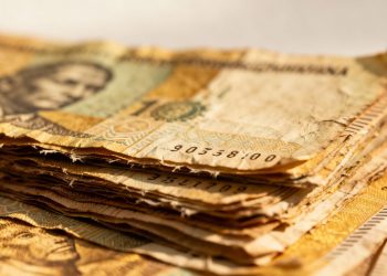 Billets de franc zimbabwéen empilés