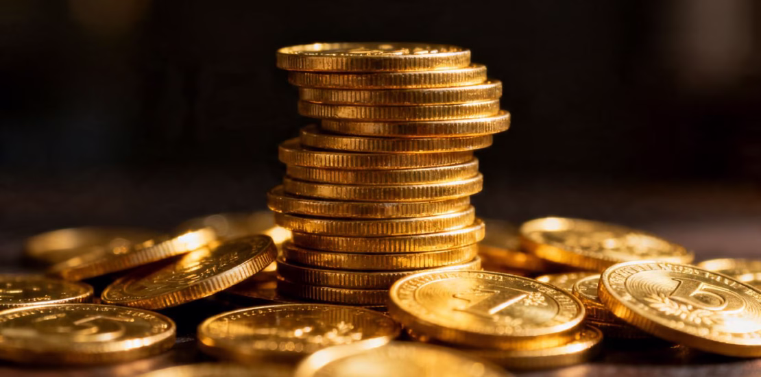 Pièces d'or 24k brillantes et empilées.