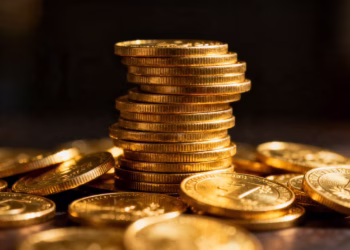 Pièces d'or 24k brillantes et empilées.