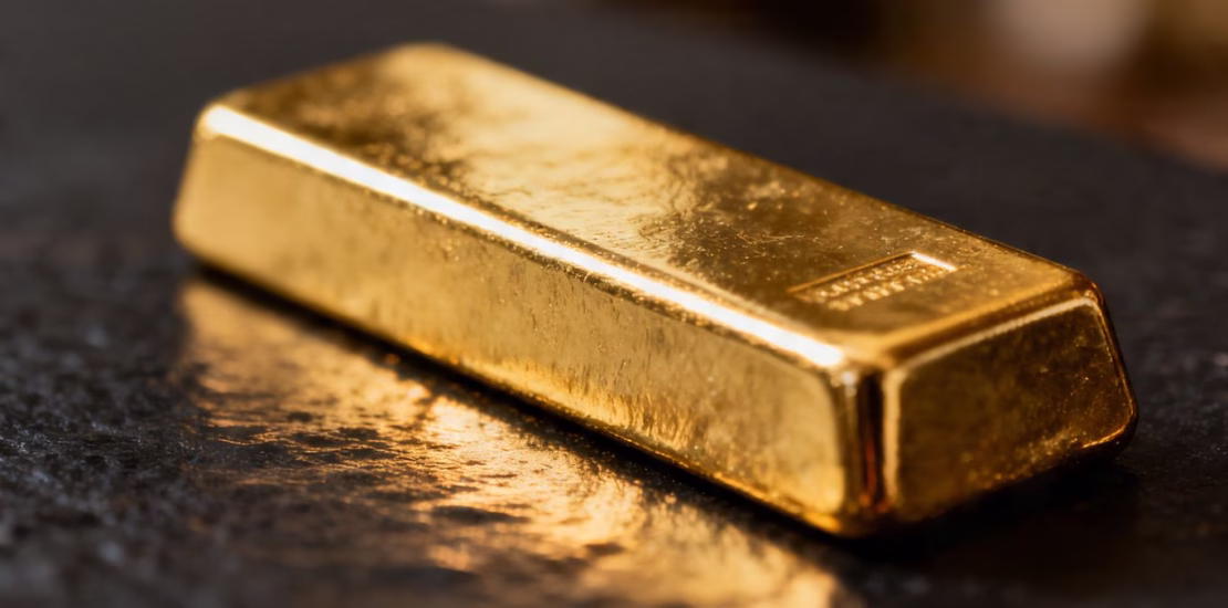 Lingot d'or brillant sur fond sombre.