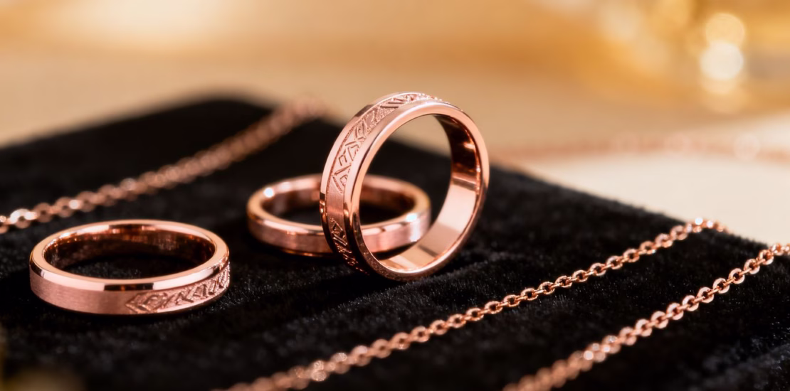 Bijoux en or rose, bagues et colliers