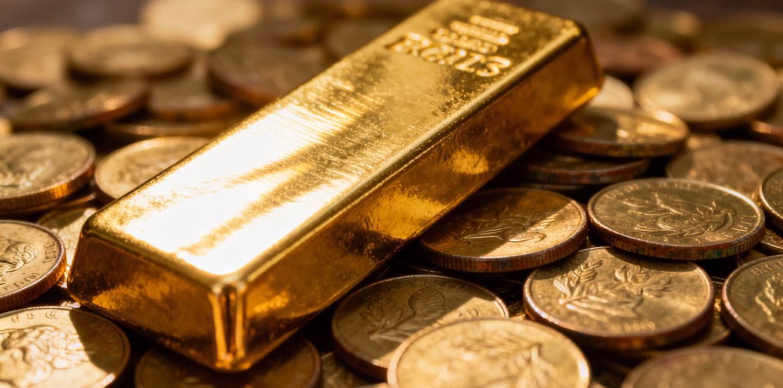 Lingot d'or sur des pièces d'or.