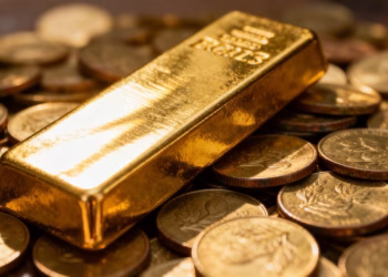 Lingot d'or sur des pièces d'or.