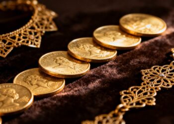 Pièces d'or et bijoux de collection brillants.