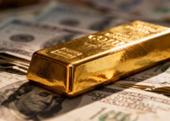 Barre d'or et billets de dollars américains