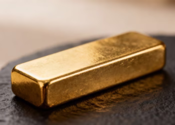 Barre d'or brillante sur fond sombre.