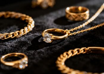 Bijoux en or 18 carats brillants et variés.