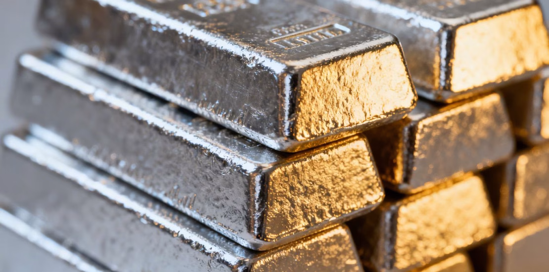 Barres d'argent empilées, gros plan, reflets métalliques.