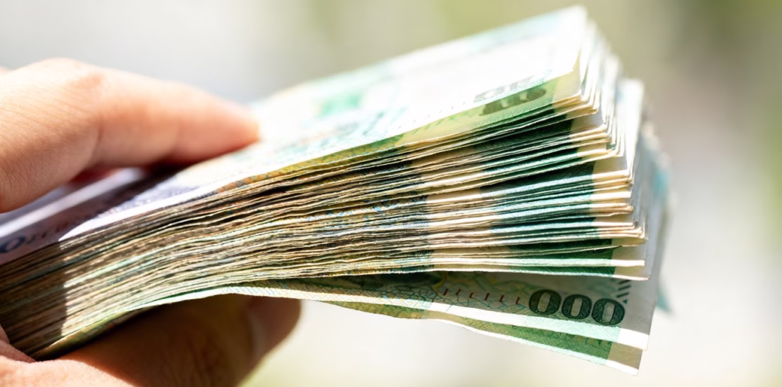 Main argent avec confiance.