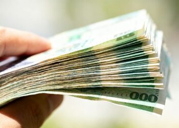 Main argent avec confiance.