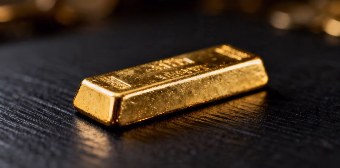 شريط ذهبي لامع على خلفية داكنة.