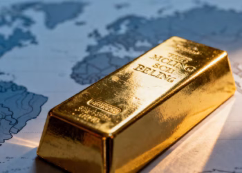 模糊的世界地图背景上的金条。