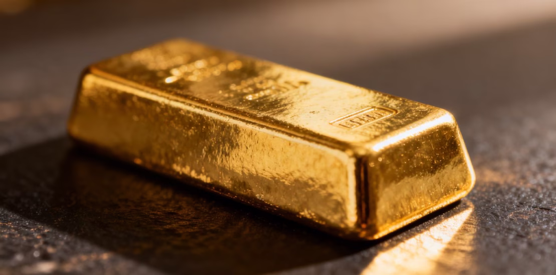 Lingot d'or brillant sur fond sombre.