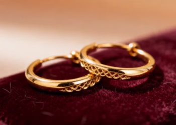 金色耳环，背景柔和。