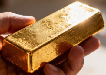 Main d'or tenant une barre d'or