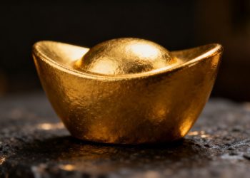 Lingot d'or sur fond sombre.