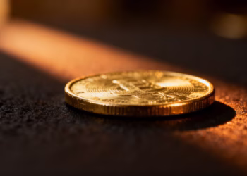 Pièce d'or brillante sur fond sombre