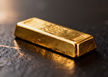 Lingot d'or brillant sur fond sombre