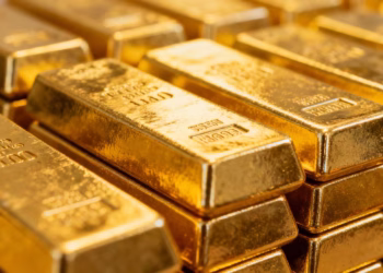 Lingots d'or brillants empilés