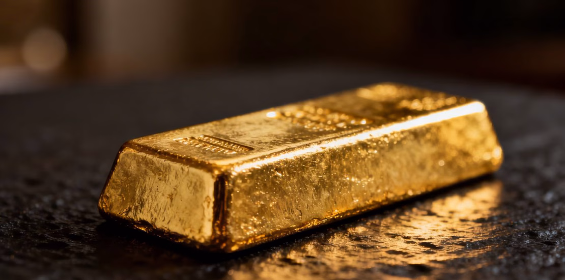 Lingot d'or brillant sur fond sombre.