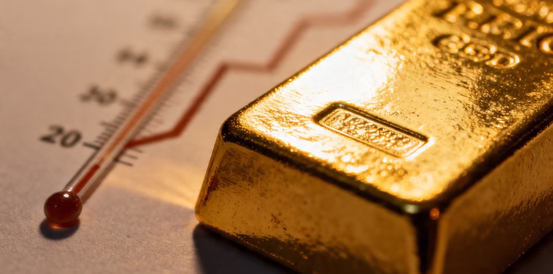 Lingot d'or et thermomètre symbolisant l'inflation.