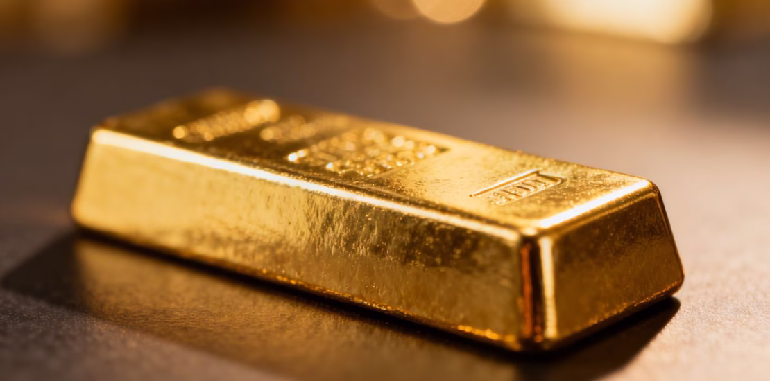 سبيكة ذهبية لامعة ذات انعكاسات مضيئة.