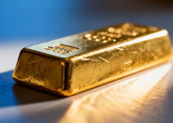 Lingot d'or brillant, gros plan, reflet de lumière.