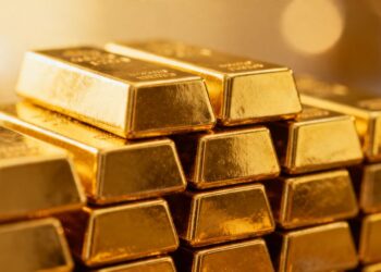 Lingots d'or brillants empilés, gros plan.