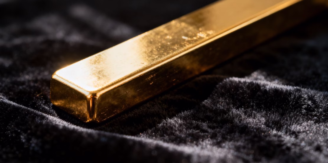 Barre d'or brillant sur fond de velours sombre.