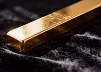 Barre d'or brillant sur fond de velours sombre.