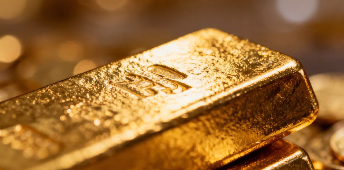 Lingot d'or brillant, gros plan, reflétant la lumière.