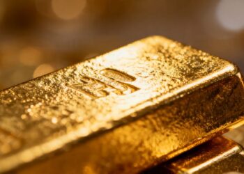 Lingot d'or brillant, gros plan, reflétant la lumière.