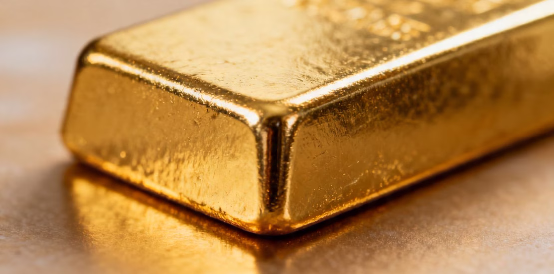 Barre d'or brillante sur fond flou.