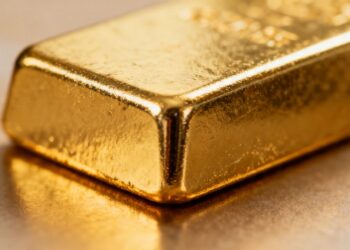 Barre d'or brillante sur fond flou.