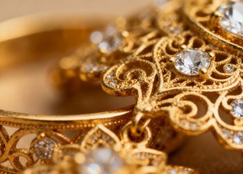 Aufwendig gestalteter Goldschmuck mit funkelnden Diamanten.
