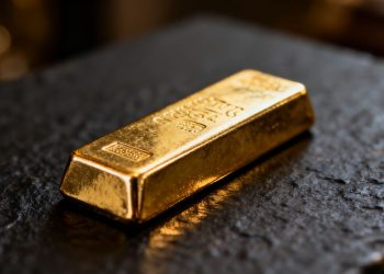 Barre d'or brillante sur fond sombre.
