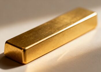 Lingot d'or brillant sur fond flou.