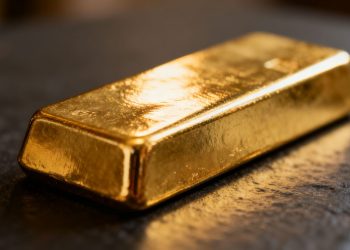 Barre d'or brillante sur fond sombre