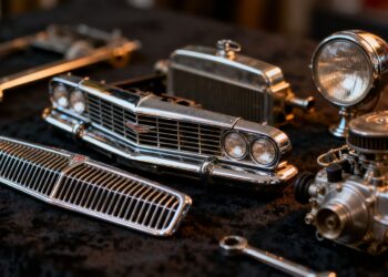 Pièces de collection automobile vintage, gros plan, détails métalliques.